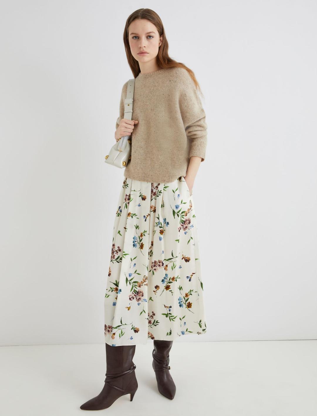 Maglia in filato bottonato | Marella Maglia in filato bottonato color cammello in misto alpaca stretch, con linea boxy, spalla scesa e scollo a giro. - 2 | Marella