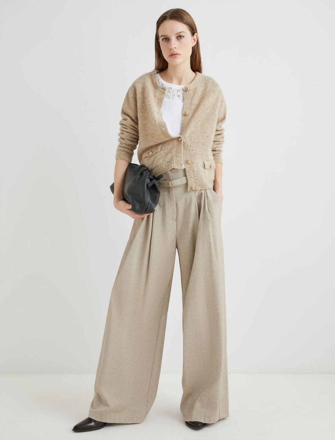 T-shirt con cristalli | Marella T-shirt bianca in puro cotone con scollo a giro decorato da perle di vetro e cristalli cabochon ricamati. - 2 | Marella