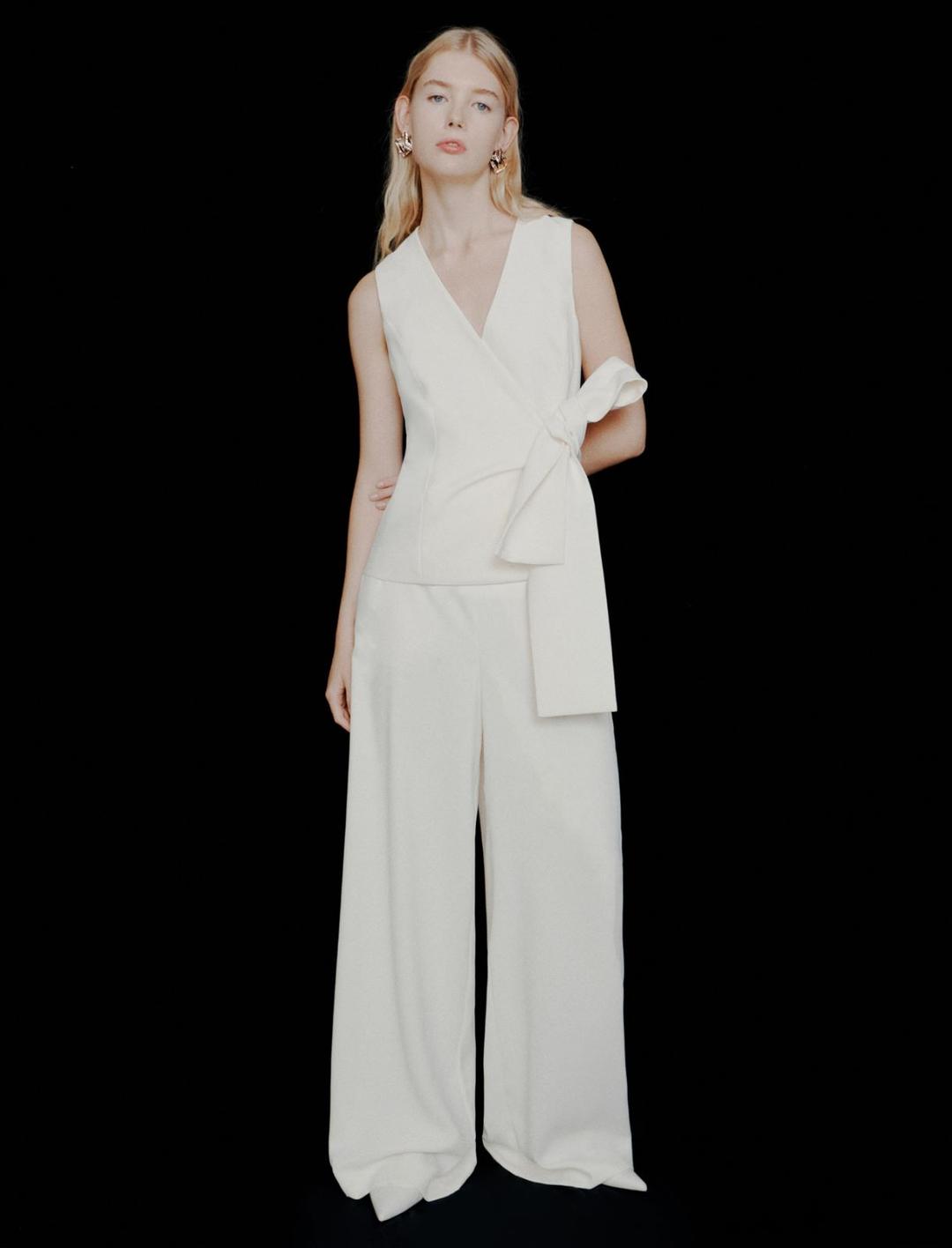 Top con fiocco in envers satin | Marella Top bianco smanicato in envers satin con scollo a V e fiocco laterale che definisce il punto vita. - 2 | Marella