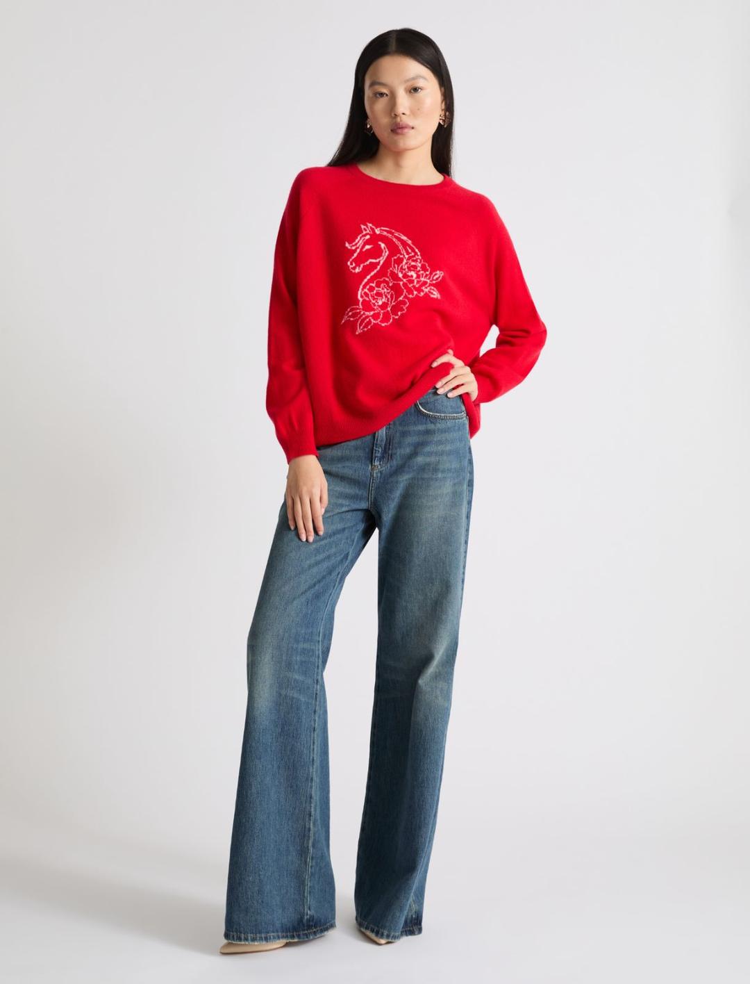 Maglia in cashmere | Marella Maglia in puro cashmere rossa con intarsio fantasia di cavallo e fiori sul petto, scollo stondato e manica raglan. - 2 | Marella